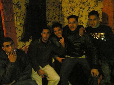 � droitte il ya djomma et accott� de lui il ya yasf�  et islam et naga et � goche il ya moi